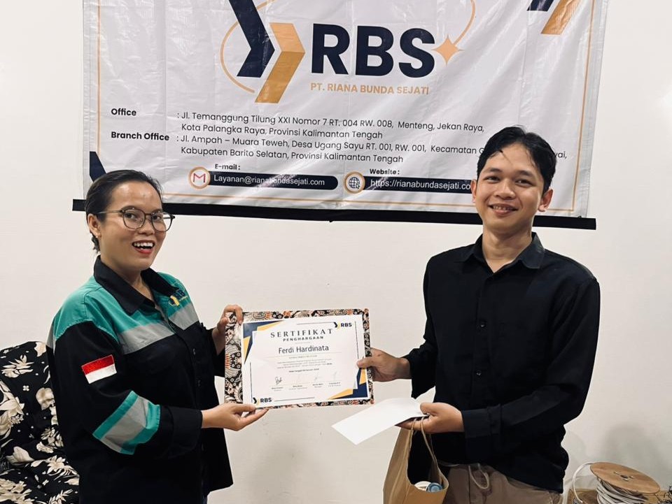 Penyerahan Sertifikat kepada Siswa Magang SMK 3 Buntok